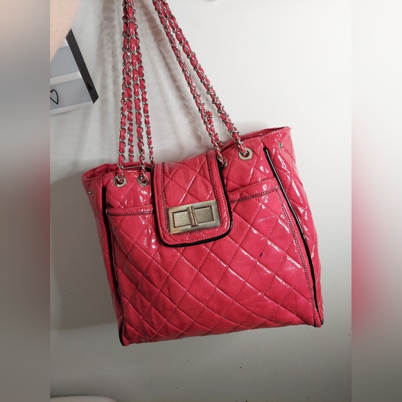 Large pink lock purse with quilted design and chain handles - Picture 9 of 14